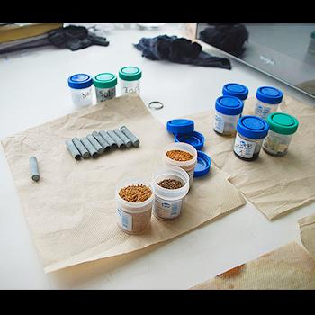 Pilas orgánicas con residuos de plátano, aguacate y caña