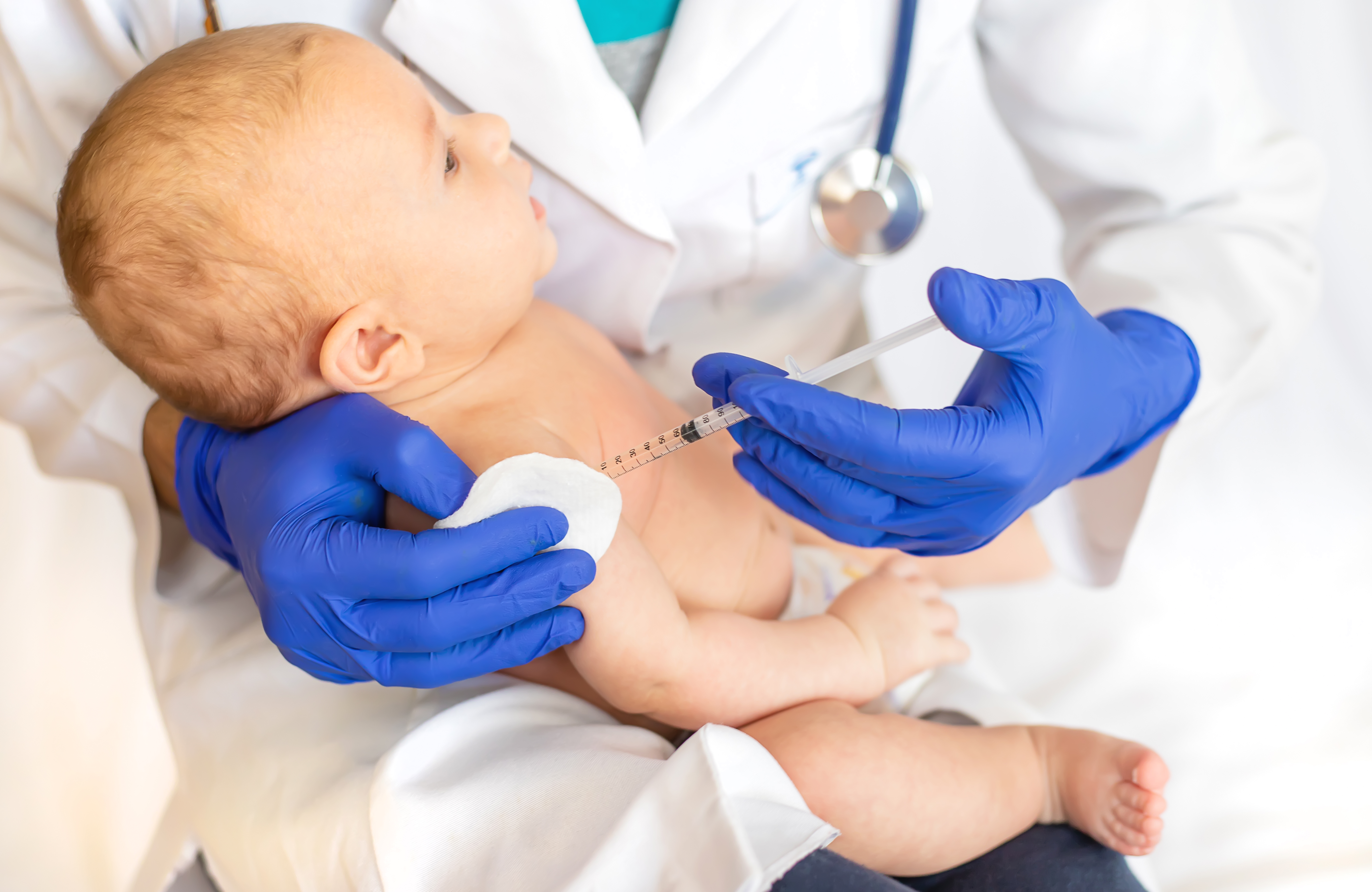 bebe-vacunacion-inyeccion-brazo